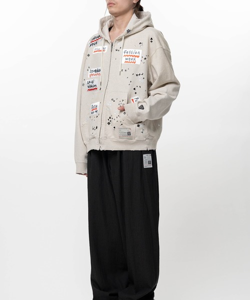 Maison MIHARA YASUHIRO(メゾンミハラヤスヒロ)の「Embellished Sticker Zip-Up Hoodie(パーカー・メンズ・ホワイト・44)」の4枚目の写真