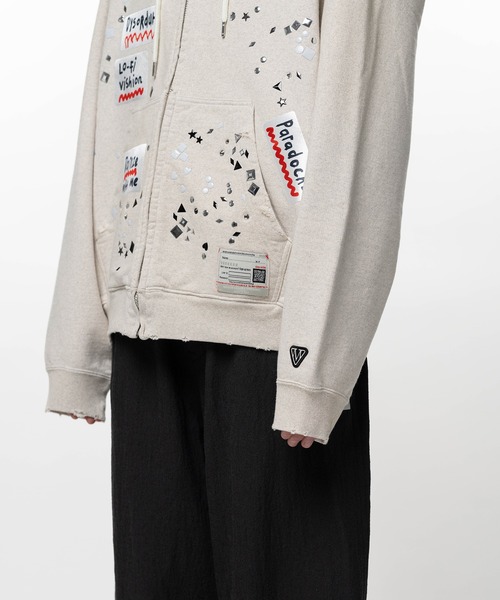 Maison MIHARA YASUHIRO(メゾンミハラヤスヒロ)の「Embellished Sticker Zip-Up Hoodie(パーカー・メンズ・ホワイト・44)」の6枚目の写真