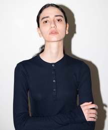 MAIS（マイス）の「HENRY NECK LONG SLEEVE T-SHIRT / DARK NAVY（Tシャツ/カットソー）」