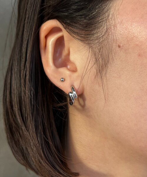 CAPRICIEUX LE'MAGE（カプリシューレマージュ）の「〈GOLDY/ゴールディ〉コンビワンタッチフープピアス（ピアス（両耳用）・レディース・シルバー/ゴールド・FREE）」の4枚目の写真
