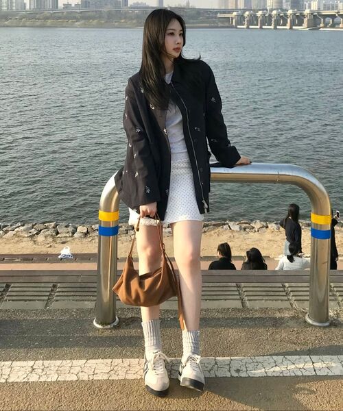 mur(ミュール)の「Nuovo Hobo Bag mini- Combi Suede(3color)(メッセンジャーバッグ・レディース・ダークブラウン/ブラウン/ベージュ・FREE)」の6枚目の写真