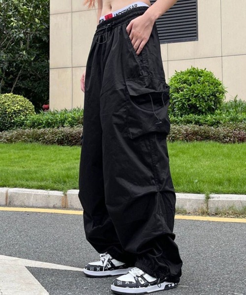 nonomi(ノノミ)の「裾ドロスト付き ナイロンライク ルーズシルエット ワイドパラシュートカーゴパンツ(カーゴパンツ・レディース・ブラック/グレー・M/L/XL)」の2枚目の写真