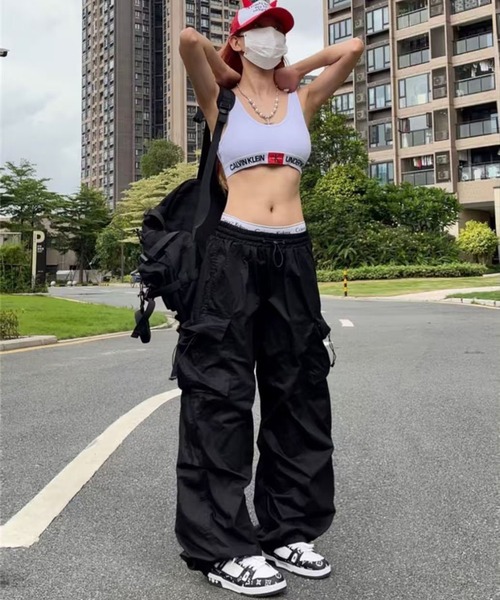nonomi(ノノミ)の「裾ドロスト付き ナイロンライク ルーズシルエット ワイドパラシュートカーゴパンツ(カーゴパンツ・レディース・ブラック/グレー・M/L/XL)」の4枚目の写真