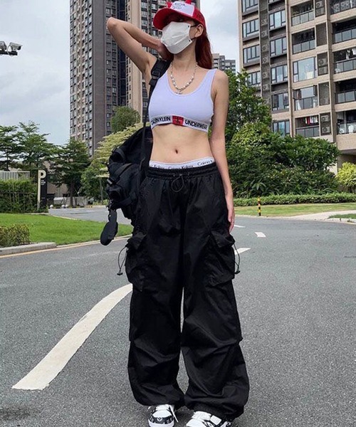 nonomi(ノノミ)の「裾ドロスト付き ナイロンライク ルーズシルエット ワイドパラシュートカーゴパンツ(カーゴパンツ・レディース・ブラック/グレー・M/L/XL)」の5枚目の写真