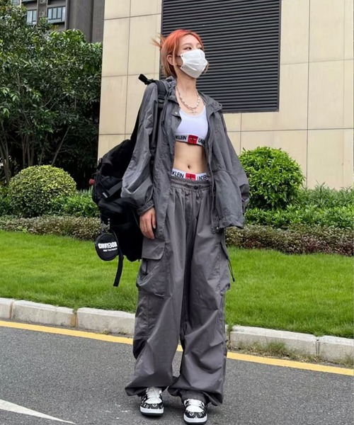 nonomi(ノノミ)の「裾ドロスト付き ナイロンライク ルーズシルエット ワイドパラシュートカーゴパンツ(カーゴパンツ・レディース・ブラック/グレー・M/L/XL)」の8枚目の写真