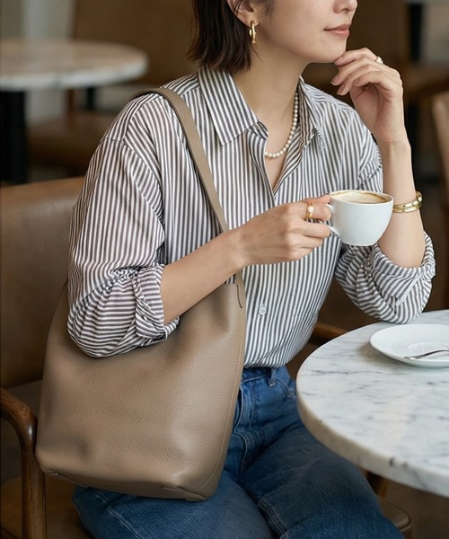 STYLE DELI(スタイルデリ)の「【DELI by】ミニマルバケットリアルレザーバッグ(レギュラー)(ショルダーバッグ・レディース・グレイッシュベージュ/ブラック/ブラウン・FREE)」の3枚目の写真