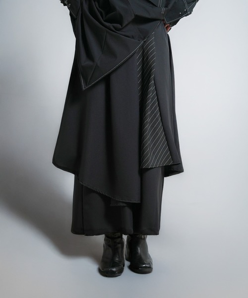 Ruze(ルゼ)の「Asymmetry stripe MIX drape wide pants/アシンメトリー ストライプミックス ドレープ ワイド パンツ(その他パンツ・メンズ・ブラック・FREE)」の1枚目の写真