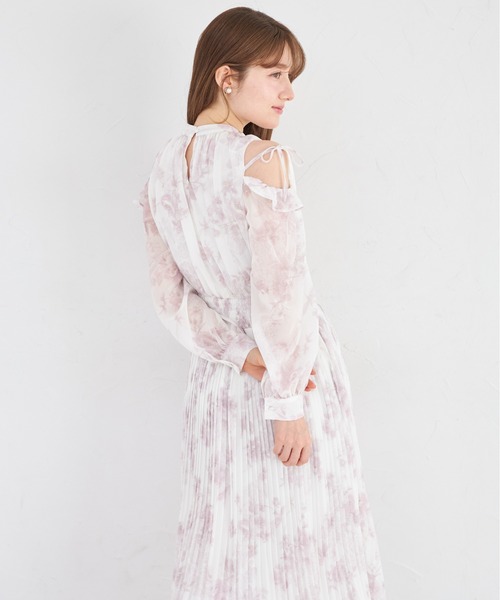 tocco closet（トッコ　クローゼット）の「リボン付きオープンショルダーフラワープリントワンピース（ワンピース・レディース・ブルー/ピンク・M）」の14枚目の写真