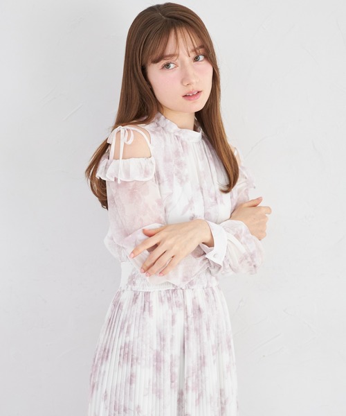 tocco closet（トッコ　クローゼット）の「リボン付きオープンショルダーフラワープリントワンピース（ワンピース・レディース・ブルー/ピンク・M）」の15枚目の写真