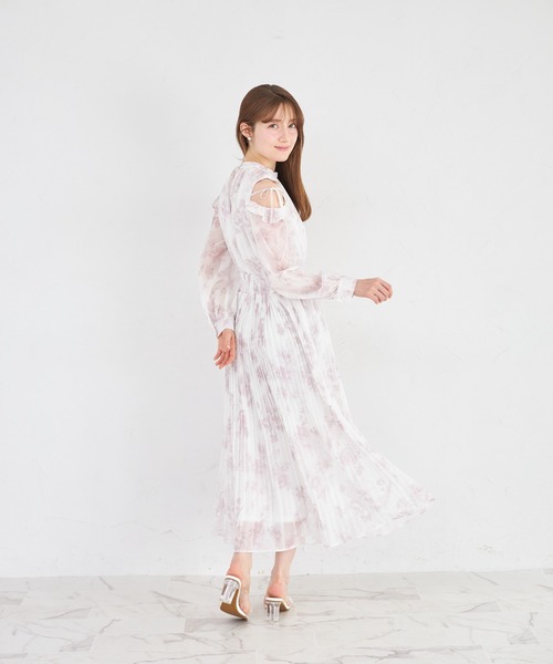 tocco closet（トッコ　クローゼット）の「リボン付きオープンショルダーフラワープリントワンピース（ワンピース・レディース・ブルー/ピンク・M）」の21枚目の写真