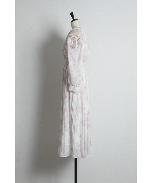 tocco closet（トッコ　クローゼット）の「リボン付きオープンショルダーフラワープリントワンピース（ワンピース・レディース・ブルー/ピンク・M）」の11枚目の写真