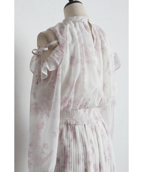 tocco closet（トッコ　クローゼット）の「リボン付きオープンショルダーフラワープリントワンピース（ワンピース・レディース・ブルー/ピンク・M）」の8枚目の写真