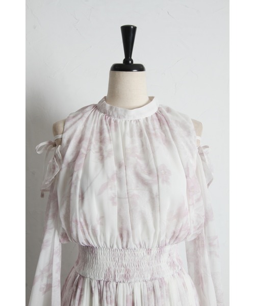 tocco closet（トッコ　クローゼット）の「リボン付きオープンショルダーフラワープリントワンピース（ワンピース・レディース・ブルー/ピンク・M）」の7枚目の写真