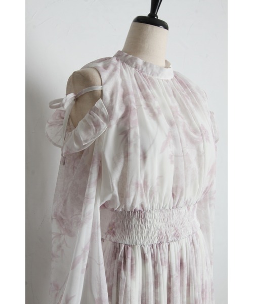 tocco closet（トッコ　クローゼット）の「リボン付きオープンショルダーフラワープリントワンピース（ワンピース・レディース・ブルー/ピンク・M）」の6枚目の写真