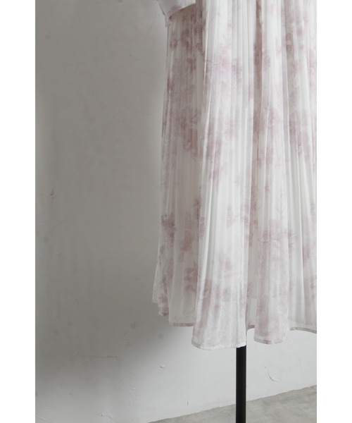 tocco closet（トッコ　クローゼット）の「リボン付きオープンショルダーフラワープリントワンピース（ワンピース・レディース・ブルー/ピンク・M）」の5枚目の写真