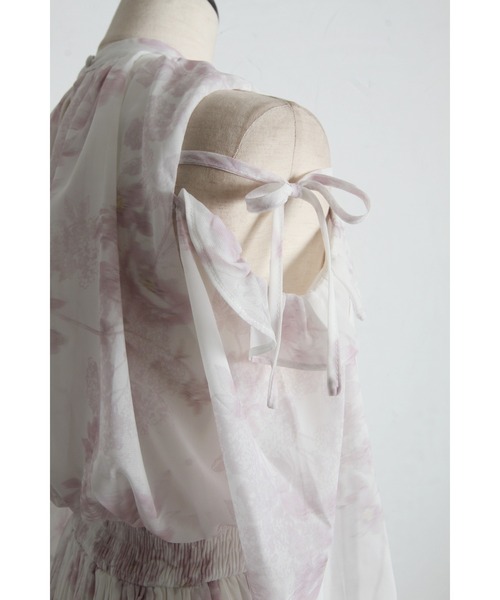 tocco closet（トッコ　クローゼット）の「リボン付きオープンショルダーフラワープリントワンピース（ワンピース・レディース・ブルー/ピンク・M）」の4枚目の写真