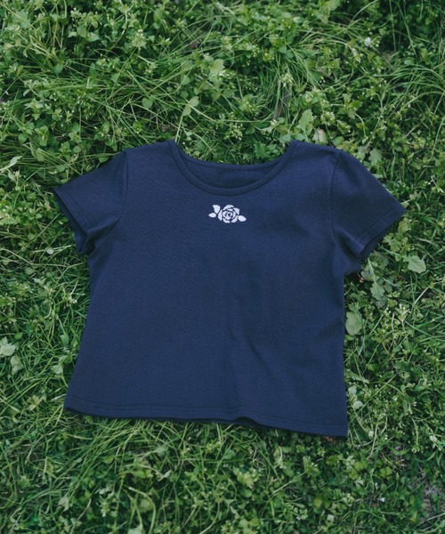 idem(イデム)の「idem rose graphic T-shirt / オリジナルローズグラフィックTシャツ(Tシャツ/カットソー・レディース・ネイビー/ブルー・FREE)」の18枚目の写真