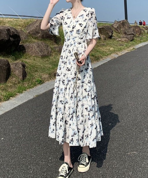&soiree(アンドソワレ)の「ボタニカルVネックフレアスリーブワンピース(ワンピース・レディース・ホワイト・X-LARGE/LARGE/MEDIUM/SMALL)」の1枚目の写真