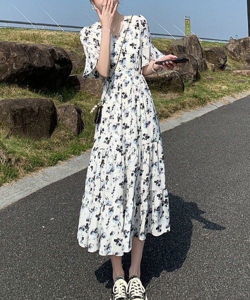 &soiree(アンドソワレ)の「ボタニカルVネックフレアスリーブワンピース(ワンピース・レディース・ホワイト・X-LARGE/LARGE/MEDIUM/SMALL)」の2枚目の写真
