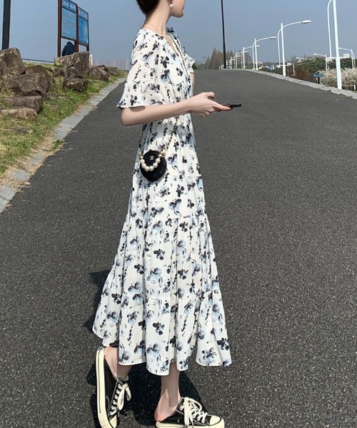 &soiree(アンドソワレ)の「ボタニカルVネックフレアスリーブワンピース(ワンピース・レディース・ホワイト・X-LARGE/LARGE/MEDIUM/SMALL)」の3枚目の写真