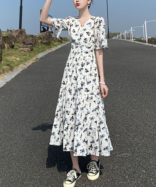 &soiree(アンドソワレ)の「ボタニカルVネックフレアスリーブワンピース(ワンピース・レディース・ホワイト・X-LARGE/LARGE/MEDIUM/SMALL)」の4枚目の写真