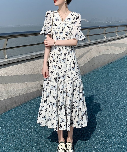 &soiree(アンドソワレ)の「ボタニカルVネックフレアスリーブワンピース(ワンピース・レディース・ホワイト・X-LARGE/LARGE/MEDIUM/SMALL)」の5枚目の写真
