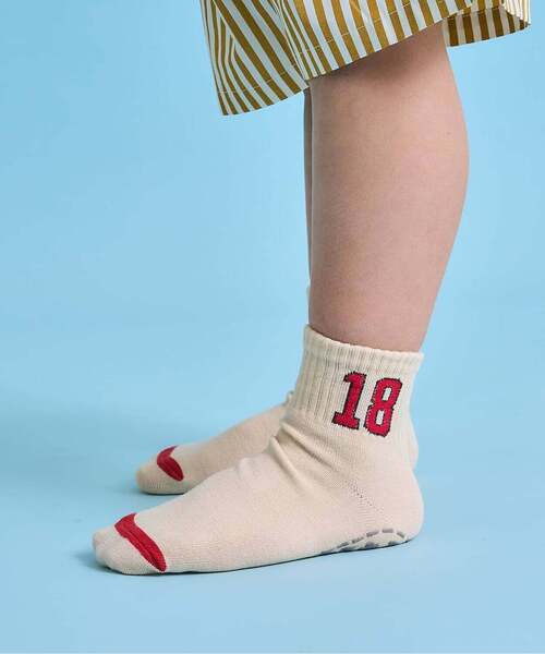 b・ROOM(ビールーム)の「ナンバーソックス(滑り止め付き)【子供服】【キッズ】【男の子】【女の子】(ソックス/靴下・キッズ・オレンジ/イエロー/ブルー/ライトベージュ/ブラック/グリーン・M/S)」の3枚目の写真