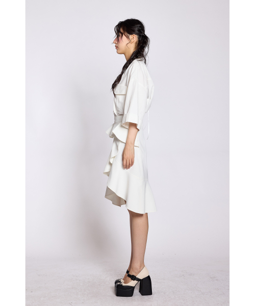 GREEDILOUS(グリディアス)の「Ruffle Square Neck White Top(その他トップス・レディース・その他・X-SMALL/SMALL/MEDIUM/LARGE)」の4枚目の写真
