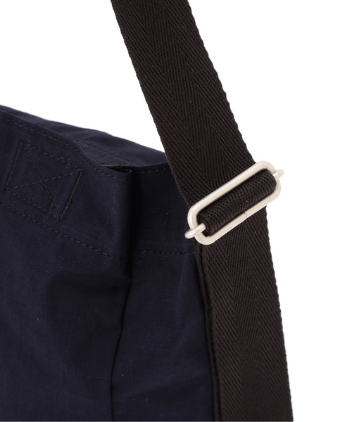 MHL.（エムエイチエル）の「WASHED COTTON NYLON RIPSTOP（ショルダーバッグ・レディース・ネイビー・FREE）」の4枚目の写真