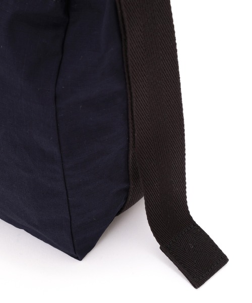 MHL.（エムエイチエル）の「WASHED COTTON NYLON RIPSTOP（ショルダーバッグ・レディース・ネイビー・FREE）」の5枚目の写真