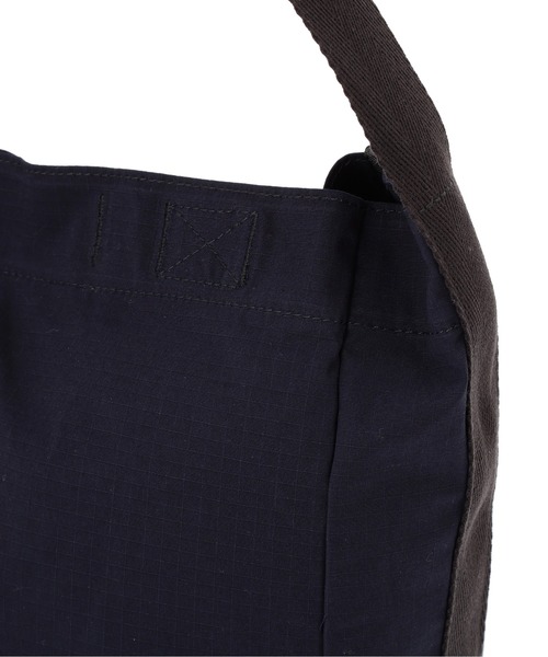 MHL.（エムエイチエル）の「WASHED COTTON NYLON RIPSTOP（ショルダーバッグ・レディース・ネイビー・FREE）」の6枚目の写真