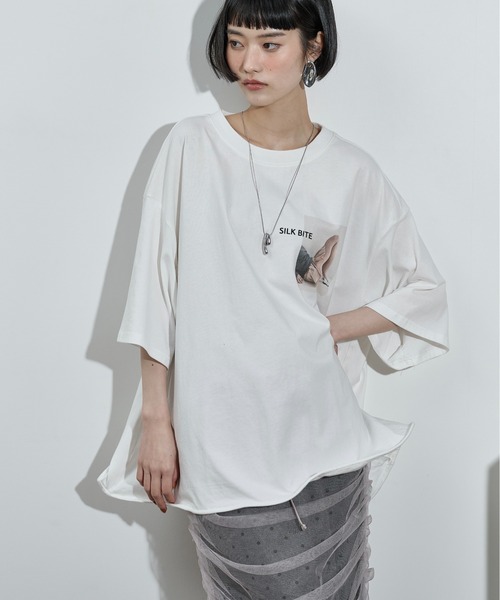 THE YOn（ザヨン）の「フォルムヘムフォトプリントビッグT（Tシャツ/カットソー・レディース・ブラック/オフホワイト/グレー・FREE）」の3枚目の写真