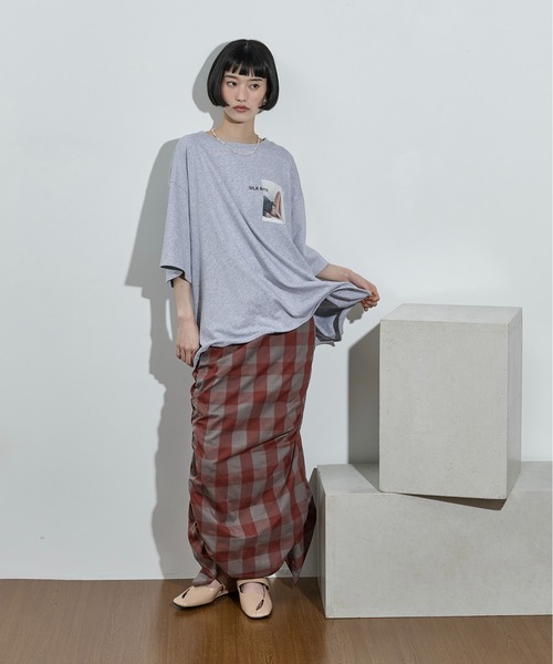 THE YOn（ザヨン）の「フォルムヘムフォトプリントビッグT（Tシャツ/カットソー・レディース・ブラック/オフホワイト/グレー・FREE）」の4枚目の写真