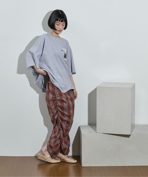 THE YOn（ザヨン）の「フォルムヘムフォトプリントビッグT（Tシャツ/カットソー・レディース・ブラック/オフホワイト/グレー・FREE）」の5枚目の写真