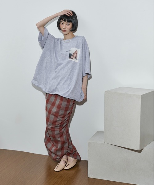 THE YOn（ザヨン）の「フォルムヘムフォトプリントビッグT（Tシャツ/カットソー・レディース・ブラック/オフホワイト/グレー・FREE）」の6枚目の写真