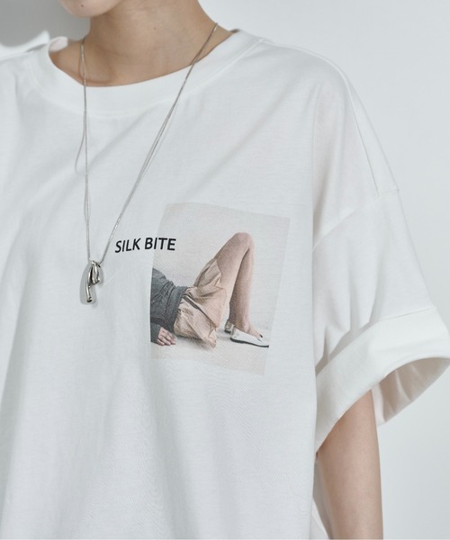 THE YOn（ザヨン）の「フォルムヘムフォトプリントビッグT（Tシャツ/カットソー・レディース・ブラック/オフホワイト/グレー・FREE）」の14枚目の写真