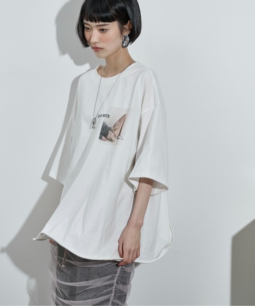 THE YOn（ザヨン）の「フォルムヘムフォトプリントビッグT（Tシャツ/カットソー・レディース・ブラック/オフホワイト/グレー・FREE）」の11枚目の写真