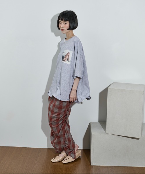 THE YOn（ザヨン）の「フォルムヘムフォトプリントビッグT（Tシャツ/カットソー・レディース・ブラック/オフホワイト/グレー・FREE）」の7枚目の写真