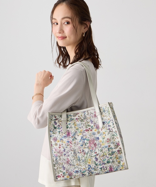 A/C DESIGN BY ALPHA CUBIC(エーシーデザインバイアルファキュービック)の「【Liberty】リバティプリントトートバッグ(トートバッグ・レディース・オフホワイト/ネイビー・フリー)」の3枚目の写真