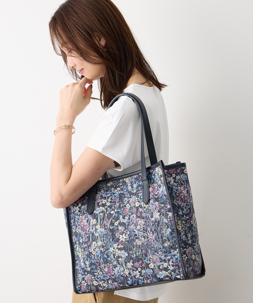 A/C DESIGN BY ALPHA CUBIC(エーシーデザインバイアルファキュービック)の「【Liberty】リバティプリントトートバッグ(トートバッグ・レディース・オフホワイト/ネイビー・フリー)」の4枚目の写真