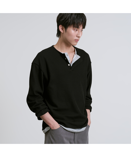 OWSA（オウサ）の「ヘンリーネックレイヤード長袖Tシャツ3カラー（Tシャツ/カットソー・メンズ・グレー/ブラック/ブラウン・LARGE/MEDIUM）」の2枚目の写真