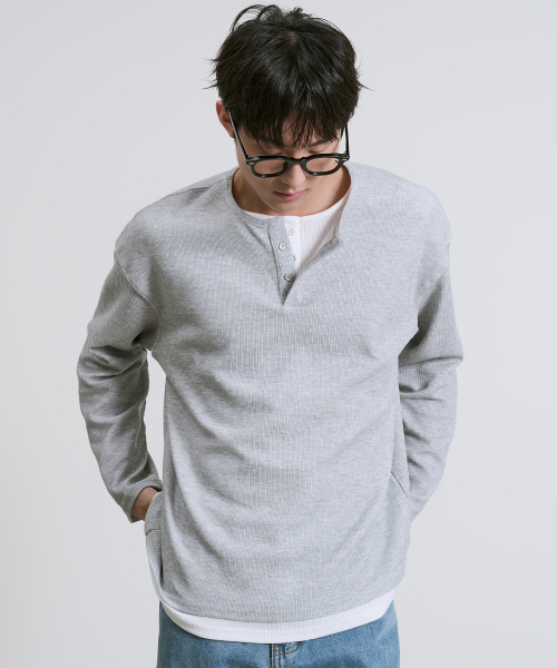 OWSA（オウサ）の「ヘンリーネックレイヤード長袖Tシャツ3カラー（Tシャツ/カットソー・メンズ・グレー/ブラック/ブラウン・LARGE/MEDIUM）」の4枚目の写真