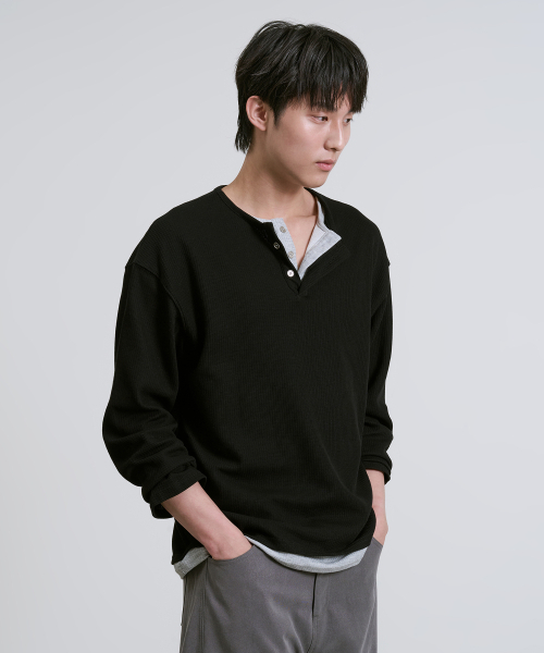 OWSA（オウサ）の「ヘンリーネックレイヤード長袖Tシャツ3カラー（Tシャツ/カットソー・メンズ・グレー/ブラック/ブラウン・LARGE/MEDIUM）」の6枚目の写真