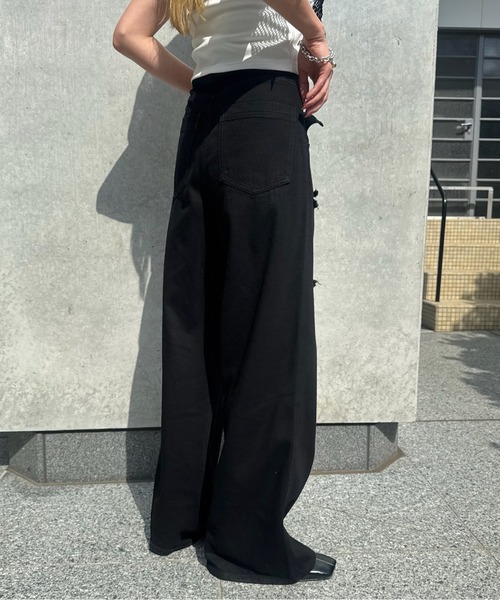 Ameri(アメリ)の「TATTOO STUDS DENIM PANTS(デニムパンツ・レディース・ブルー/ブラック・26inch/25inch/24inch)」の4枚目の写真