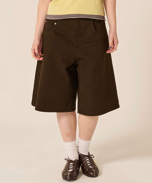 TINA:JOJUN(ティーナジョジュン)の「オーバーサイズ ハーフ チノパンツ TINA:JOJUN(チノパンツ・レディース・ホワイト/ダークブラウン・S/M)」の2枚目の写真