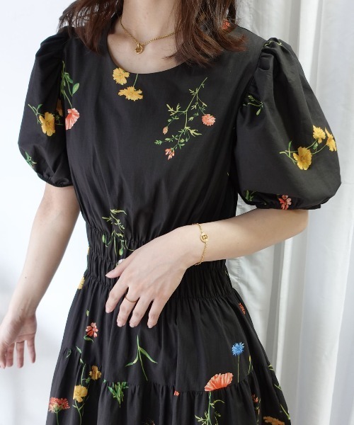 CORNERS(コーナーズ)の「フラワープリントギャザーパフスリーブワンピース(ワンピース・レディース・アイボリー/ブラック・M)」の3枚目の写真