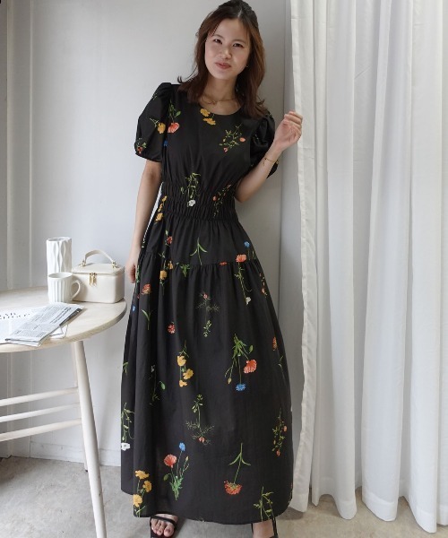 CORNERS(コーナーズ)の「フラワープリントギャザーパフスリーブワンピース(ワンピース・レディース・アイボリー/ブラック・M)」の19枚目の写真