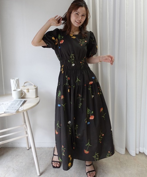 CORNERS(コーナーズ)の「フラワープリントギャザーパフスリーブワンピース(ワンピース・レディース・アイボリー/ブラック・M)」の20枚目の写真