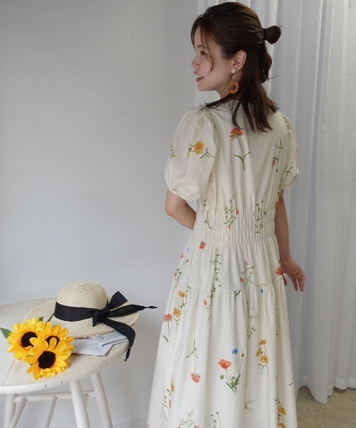 CORNERS(コーナーズ)の「フラワープリントギャザーパフスリーブワンピース(ワンピース・レディース・アイボリー/ブラック・M)」の12枚目の写真