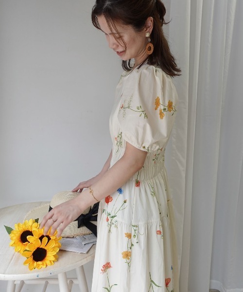 CORNERS(コーナーズ)の「フラワープリントギャザーパフスリーブワンピース(ワンピース・レディース・アイボリー/ブラック・M)」の13枚目の写真